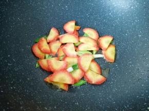 下入红萝卜片翻炒一分钟。