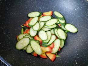 下入黄瓜片翻炒均匀。