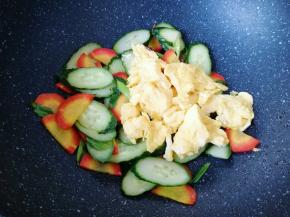 下入炒好的鸡蛋翻炒均匀。