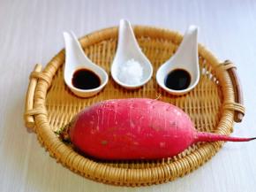 准备食材，用绿萝卜，白萝卜都可以。