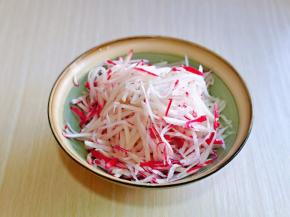 再用剥丝丝工具剥丝，如果刀功好，切也可以哈。