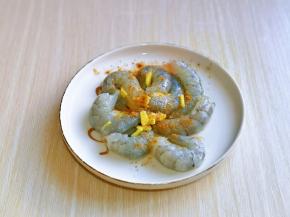 白虾去皮，去虾线，放入盘中，加十三香，料酒，姜丝，抓拌均匀，腌制5分钟。
