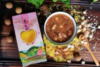 浓稠香滑的养胃八宝粥就煮好了。