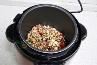 除黑糖之外的所有食材倒入压力锅，加入适量的水，