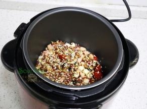 除黑糖之外的所有食材倒入压力锅，加入适量的水，