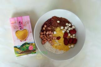 桂圆去壳去核，然后和所有食材倒入一起，用清水清洗干净，沥干水。