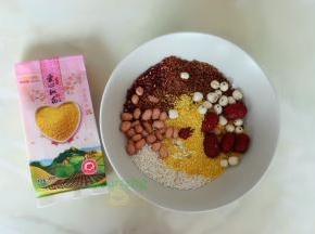 桂圆去壳去核，然后和所有食材倒入一起，用清水清洗干净，沥干水。