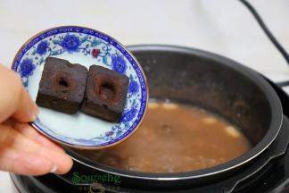 等降压之后，开盖，放入黑糖块，并且用勺子搅拌就均匀。