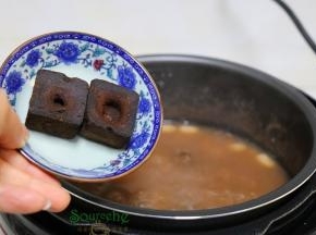 等降压之后，开盖，放入黑糖块，并且用勺子搅拌就均匀。