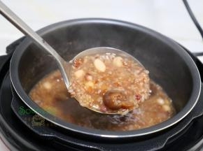 然后盖上盖子焖5分钟，再次开盖搅拌，软糯香甜，很美味。