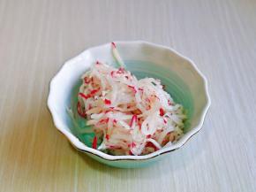 腌制好的萝卜丝，将水分挤干。(一定要挤干。不然会咸)