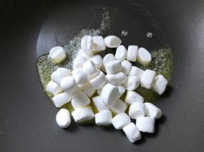 倒入棉花糖小火融化