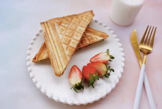 摆上草莓做装饰