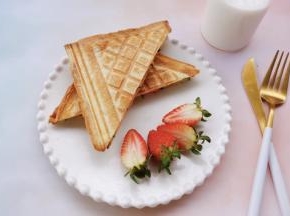 摆上草莓做装饰