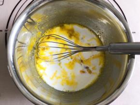 加入纯牛奶搅拌均匀