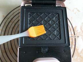 轻食机预热3分钟，刷上食用油