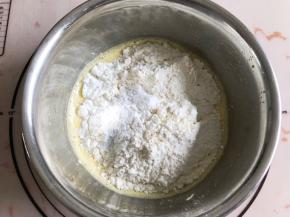 筛入全部粉类，搅拌至无颗粒状态