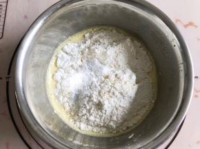 筛入全部粉类，搅拌至无颗粒状态