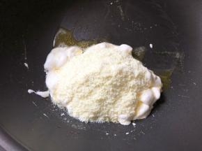 倒入全脂奶粉