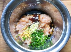 加入葱姜蒜