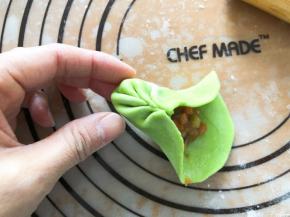 大拇指和食指往中间捏包起来