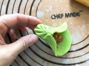 大拇指和食指往中间捏包起来