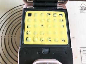 倒入面糊，一定不要倒太满，会溢出来