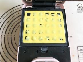 倒入面糊，一定不要倒太满，会溢出来