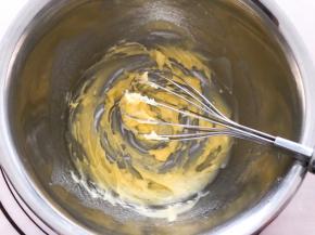 黄油软化能按下手指印，用手动打蛋器搅打均匀