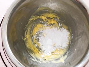 加入糖粉搅拌均匀