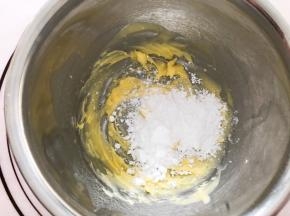 加入糖粉搅拌均匀