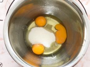 鸡蛋加糖搅拌均匀