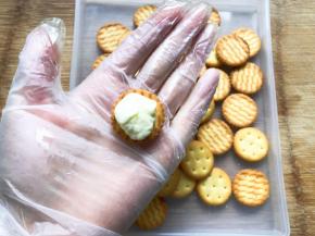 带上一次性手套取一点，趁热放入小奇福饼干中