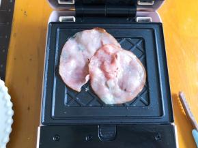 放上美式火腿煎1分钟