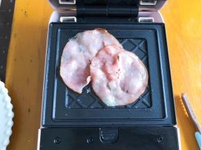 放上美式火腿煎1分钟