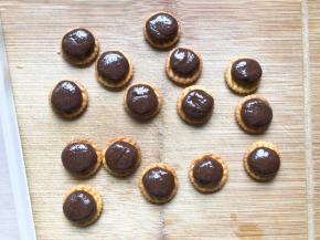 趁热取一点放入饼干