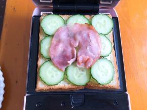 依次放上吐司，火腿，鸡蛋，黄瓜，火腿