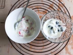 草莓和蓝莓分别和酸奶混合均匀