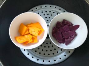 南瓜和紫薯蒸熟，菠菜和火龙果打成汁