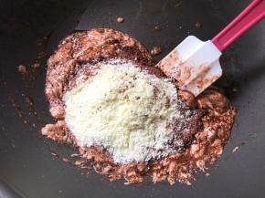 加入全脂奶粉和可可粉