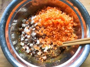 加入红萝卜碎和香菇碎