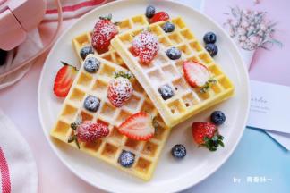 放上草莓蓝莓，筛上糖粉，装饰一下很好看