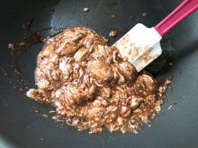 黄油融化加入巧克力搅拌均匀，加入棉花糖小火融化