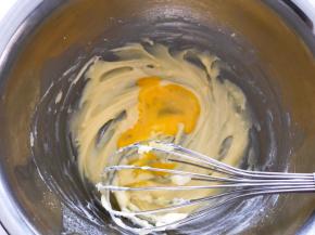 分次加入蛋液搅拌均匀