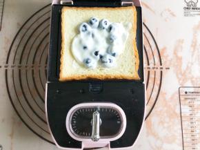 放上酸奶和蓝莓