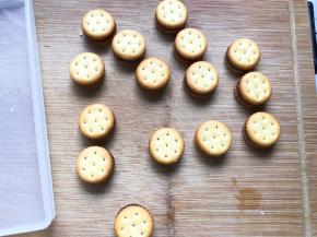 两片饼干压紧即可