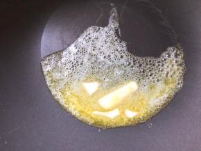 黄油放入不粘锅中小火融化