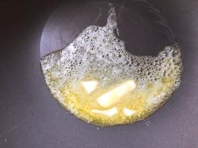黄油放入不粘锅中小火融化