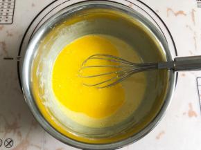 加入提前融化的黄油