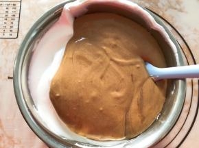 再倒回蛋白盆中继续翻拌均匀